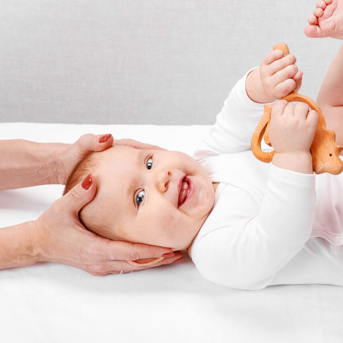 Kinderosteopathie Neukirchen (© "Little baby receiving osteopathic treatment of head and neck" von Dmitry Naumov von Adobe Stock) Kinderosteopathie Neukirchen