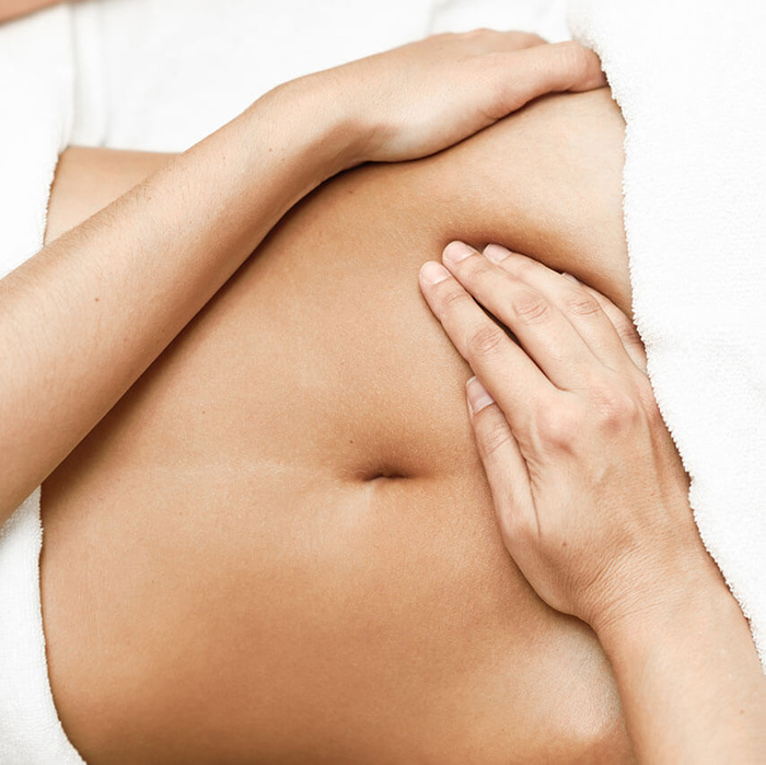 Osteopathie in Neukirchen (© "Hands massaging female abdomen.Therapist applying pressure on belly." von javiindy von Adobe Stock) Osteopathie in Neukirchen